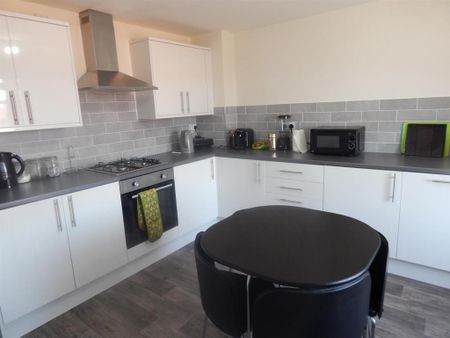 1 bedroom in a house share to rent - Photo 2