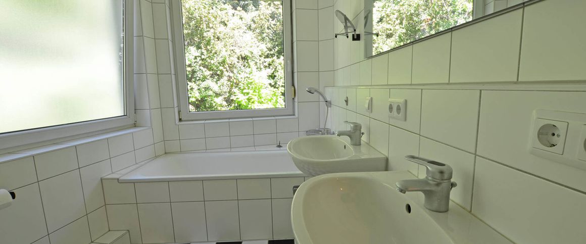 3,5 helle Zimmer, 2 Balkone, 2 Keller und 2 Tiefgaragenplätze suchen ab sofort neue Mieter! - Foto 1