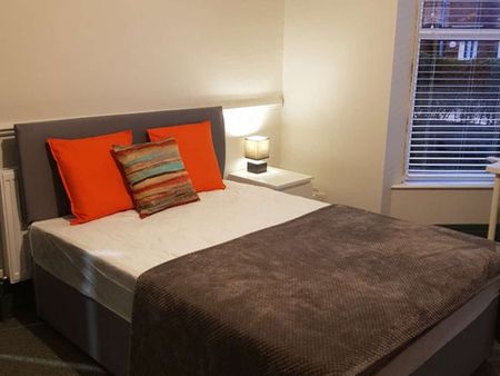 Town Centre Property Room 5 - Photo 3