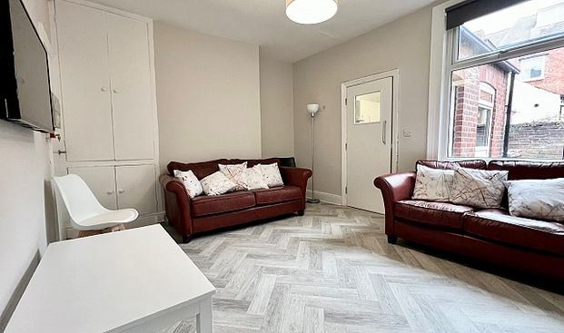 Newly renovated 5 Bedroom House - Photo 1