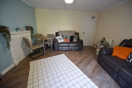 3 bedroom Flat in Flat 6, Leeds - Photo 5