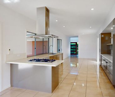 HAMPTONS-STYLE OVERSIZED FAMILY ENTERTAINER - Photo 5
