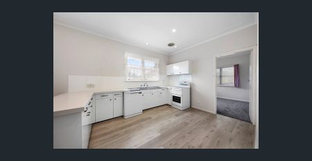 Bright & Spacious 4 Bedroom Home - Photo 5