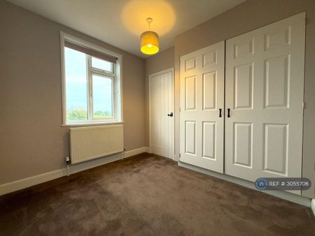 4 bedroom semi-detached house to rent - Photo 4