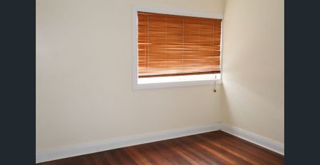 LARGE FAMILY HOME IN CONVENIENT LOCATION - Photo 3