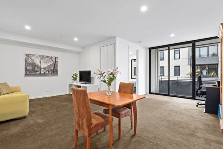 Coastal Comfort Meets City Convenience - Photo 2