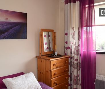 Beautiful room in 3-bedroom apartment in Lucan, Dublin - Photo 5