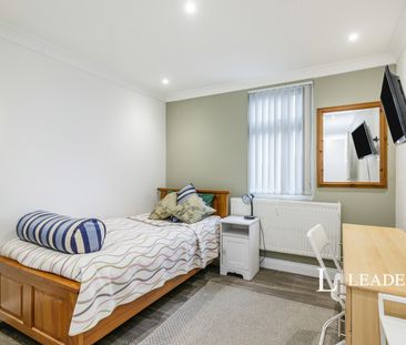 5 bedroom house to rent Western Road, SW19 - Photo 2