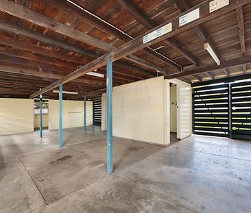 Comfortable family living with outdoor appeal - Photo 4