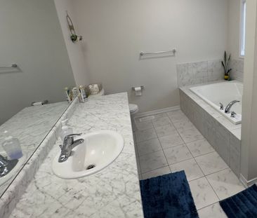 For Lease - 20 Legacy Lane, Thorold, Ontario - Photo 4