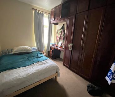 £1,400 PCM, Spacious Four Bedroom House with Enclosed Rear Garden i... - Photo 1