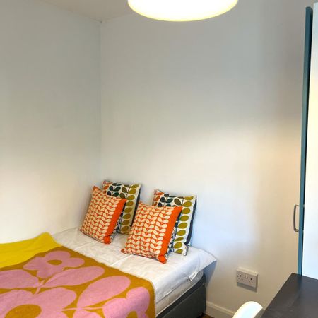 5 bedroom semi-detached house to rent - Photo 3