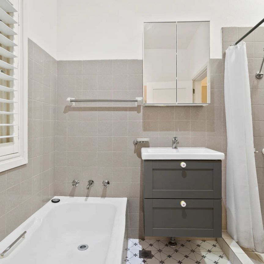Elegant Fully Furnished Art Deco Apartment in the Heart of Wollongong - Photo 1