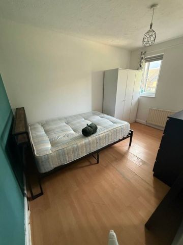 3 Bed Detached House, Oxley Close, SE1 - Photo 2