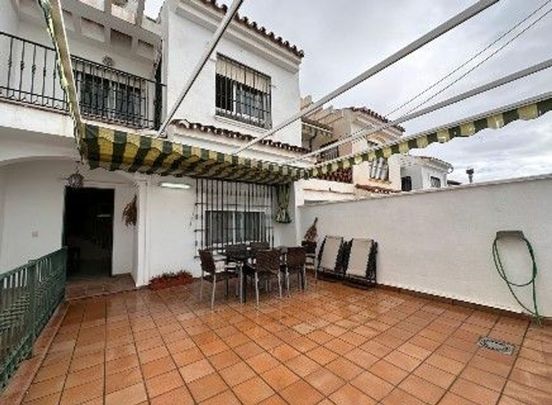 Alquiler de chalet adosado en Calle Topacio s/n - Photo 1