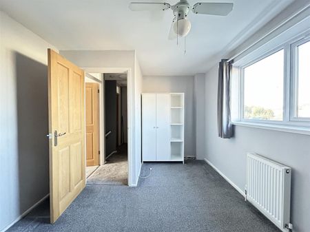 3 Bedroom House - Mid Terrace To Let - Photo 5
