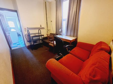 5 Bed Student Accommodation - Photo 2