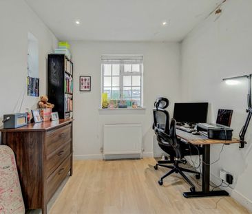 Walton Road, KT8, London - Photo 5