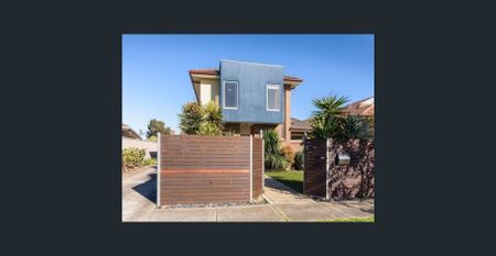 Street-Facing Spacious Townhouse in a Prime Location - Photo 2