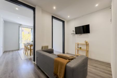 Cozy room with double wardrobe in Barcelona - Photo 2