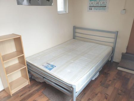 4 bedroom end of terrace house to rent - Photo 5