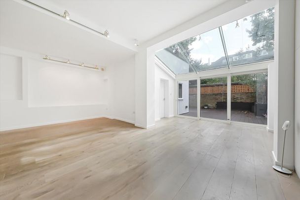 4 bedroom flat to rent - Photo 1