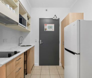 Stylish Studio Apartment in the Heart of Kangaroo Point - Photo 6