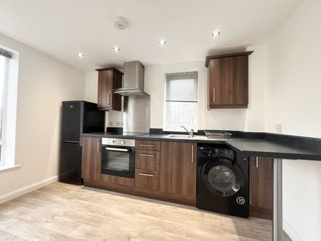 Two bedroom, first floor flat - Photo 4