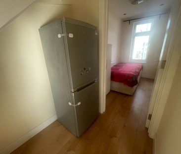 3 Bed Flat, Ilford Lane, IG1 - Photo 5