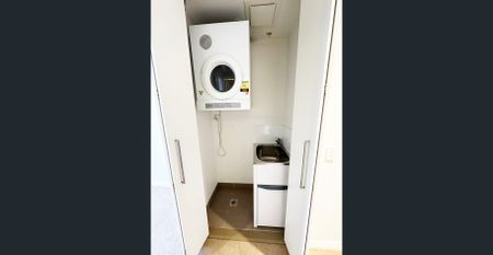 Large 1 Bedroom with Carspace, Shopping right at your door - Photo 2