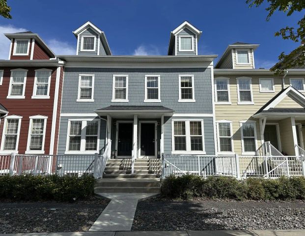 Beautiful Townhouse - 2 Bedrooms with Ensuite Bathrooms — 2 Bedrooms Townhouse - Photo 1