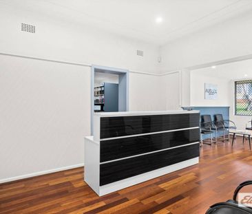 Central 4-Bedroom Home – Walk to Wollongong CBD - Photo 2
