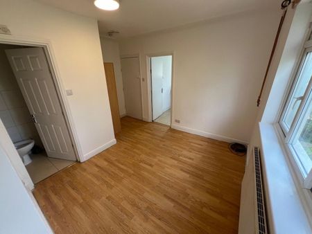 Studio Flat, Balnacraig Avenue, NW10 - Photo 2