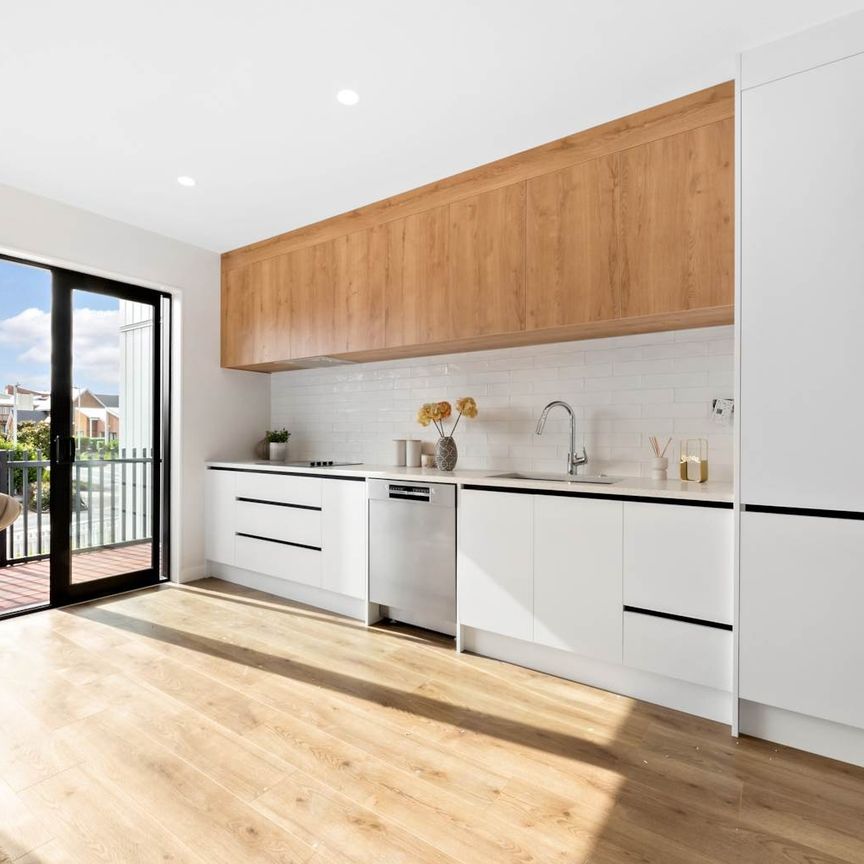 NEWLY built sunny FOUR bedroom townhouse in Hobsonville - Photo 1