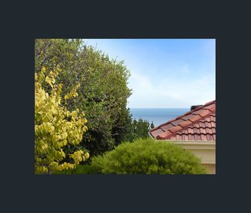 IMMACULATE 4 BEDROOM FAMILY HOME WITH POOL - Photo 2