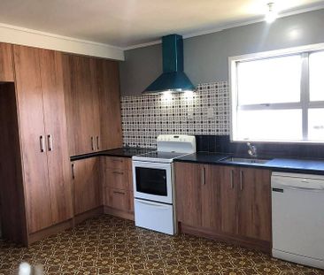 Large home in Ranui - Photo 6