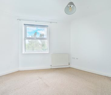 Flat to rent - Dairy Farm Place, London, SE15 - Photo 5