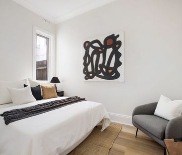 Character-rich cottage in sought-after enclave - Photo 5