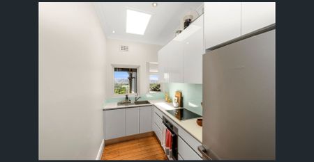 Top Floor Art Deco Apartment With Panoramic Views Plus Lock Up Garage! - Photo 5
