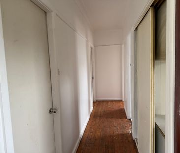 Family House For Rent // Walk to Station - Photo 3