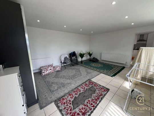 Burns Avenue, Hounslow, TW5 - Photo 1