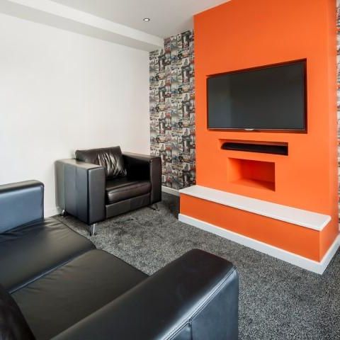 4 bedroom end of terrace house to rent - Photo 1