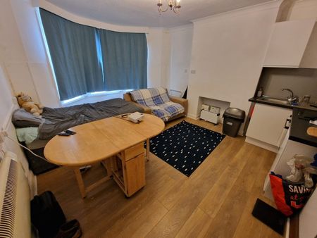 Room in a Shared House, Sackville Road, BN3 - Photo 5