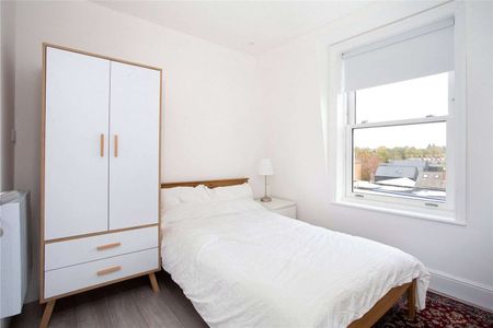 A modern two bedroom apartment within distance to both the train station and the High Street. - Photo 4