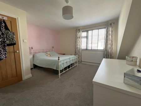 4 bedroom semi-detached house to rent - Photo 3