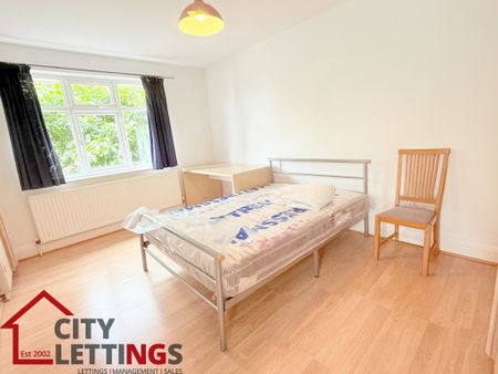 5 Bedroom Semi-Detached House - Photo 3