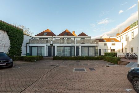 Roeselare : ruime lichtrijke duplexappartement met zolder voorzien van 2 slaapkamers en een groot zonneterras binnenin een woonerf. (opp 143 m²) - Photo 2