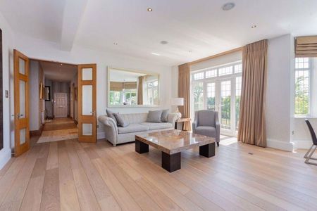 Priory Road Sunningdale SL5 9RH - Photo 3