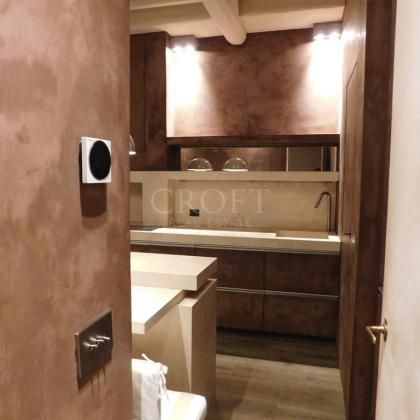 Centro Storico – Via Giulia: Prestigioso Appartamento di 125 mq Croft Real Estate propone in vendita un elegante appartamento di 125 mq, finemente ristrutturato, situato in un palazzo d'epoca con ascensore. rif. 2395 - Photo 4