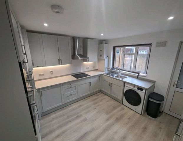 Bannister Close Room 5 - Photo 1